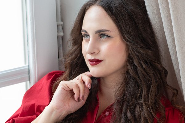 Portréfotózás piros ingben I Fotó Király Krisztina